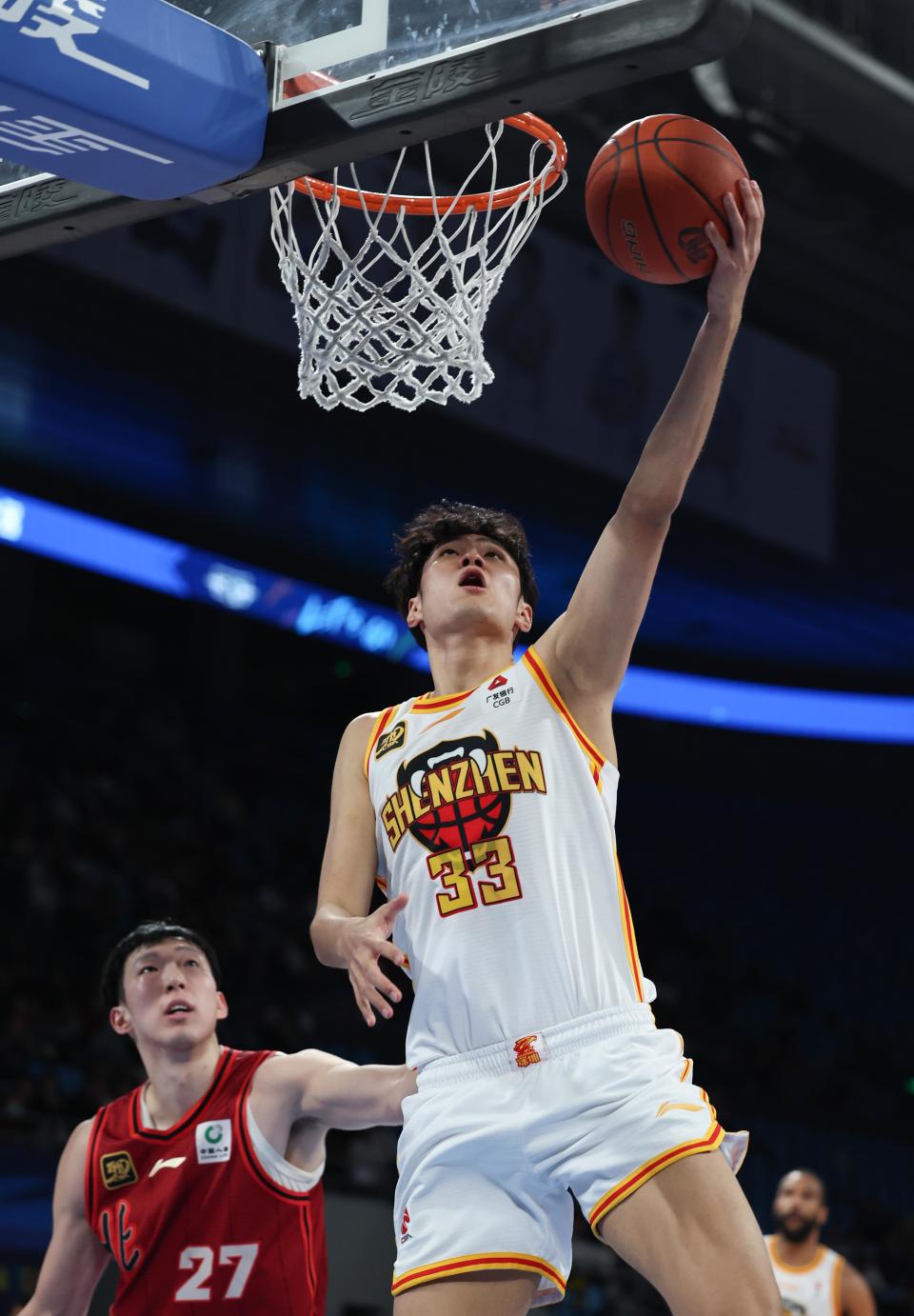 赛场上一位球员技巧出众,表现抢眼 赛场上一位球员技巧出众,表现抢眼