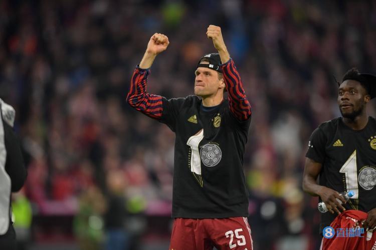 拜仁慕尼黑逆转阿贾克斯，莱万梅开二度的简单介绍