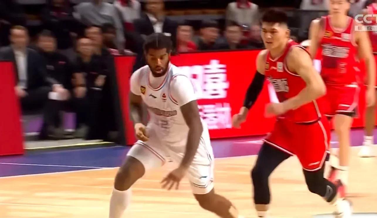 精彩比赛中球员双双送点，比分胶着