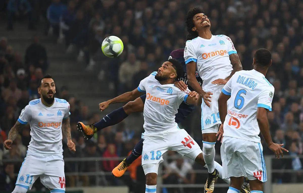 激情四射的足球比赛令人期待