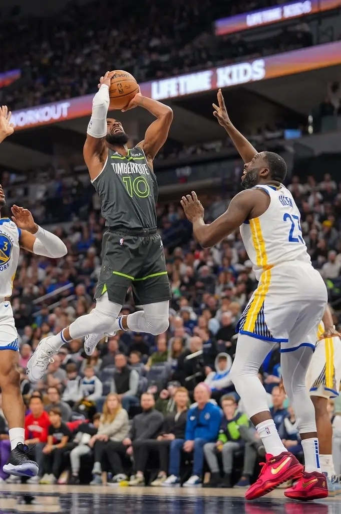 勇士战狼队大胜首秀,库里暴力砍下+ 勇士战狼队大胜首秀,库里暴力砍下+