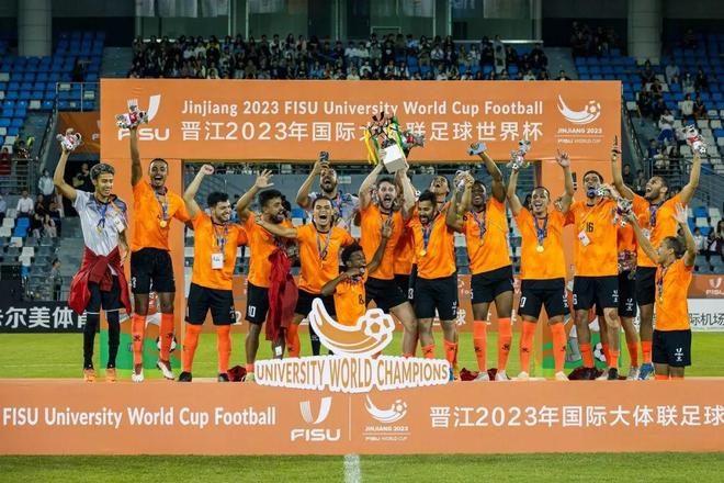 激烈比拼：国内足球联赛双方展开大战的简单介绍