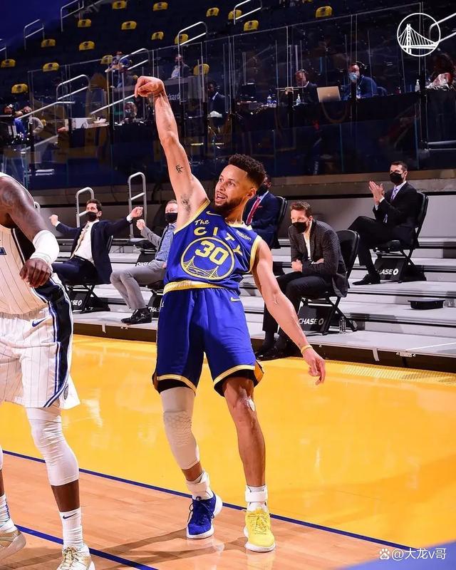 勇士主场惊险击败篮网