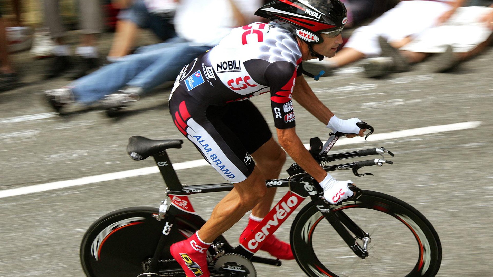 开云体育-赛道与绿茵场，在极速攻防中探寻胜负的本质